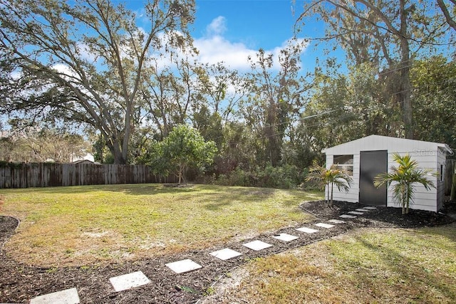 view of yard with an outbuilding