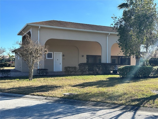 view of front facade with a front yard