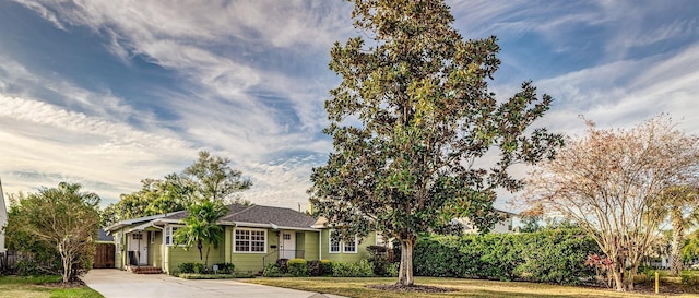 view of front of home with a front lawn