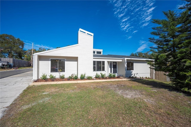 view of front facade featuring a front yard