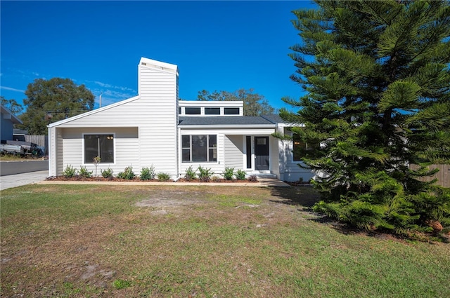 view of front of property featuring a front lawn