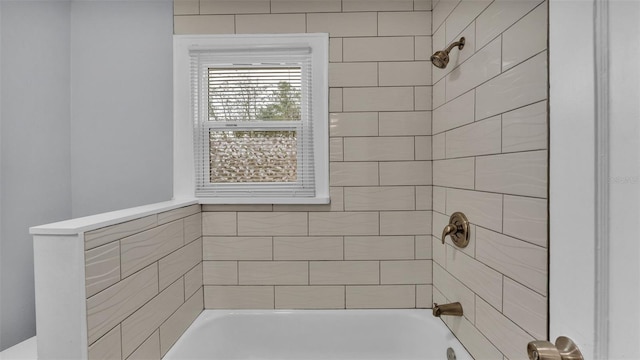 bathroom featuring tiled shower / bath