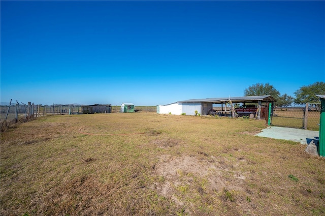 view of yard featuring a storage shed