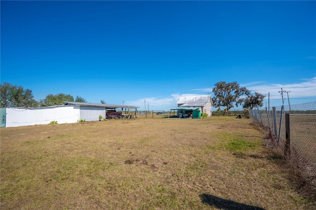 view of yard featuring an outdoor structure