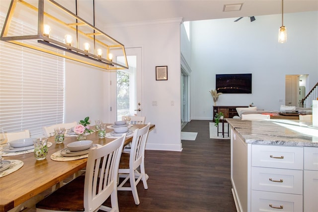 dining room featuring ornamental molding, dark wood-type flooring, and a notable chandelier