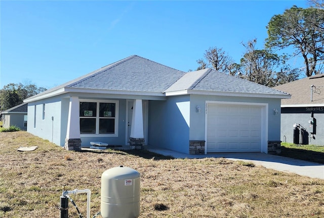 view of front of home featuring a garage and a front yard