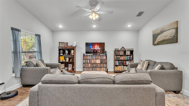 living area featuring visible vents, light wood-style flooring, recessed lighting, baseboards, and ceiling fan