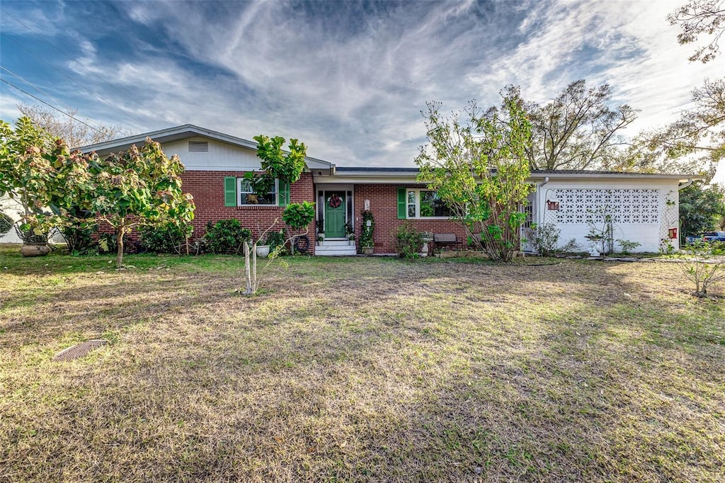 ranch-style house featuring a front lawn