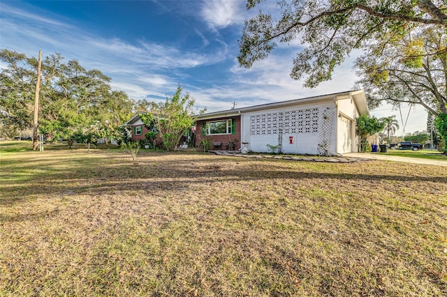 view of front of property with a front yard