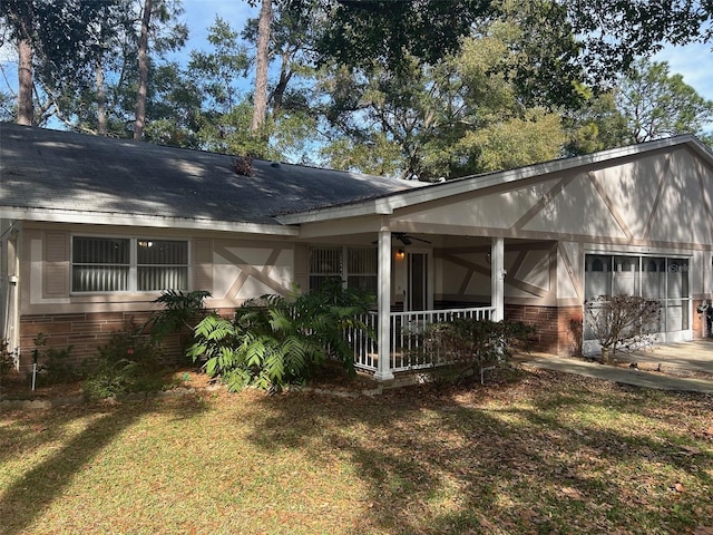 view of front facade featuring a front lawn and ceiling fan