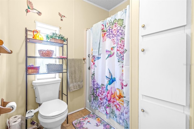 bathroom with a shower with curtain, toilet, a textured ceiling, and crown molding