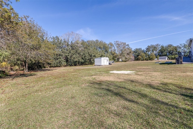 view of yard featuring a storage shed