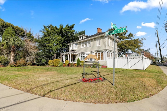 view of front facade featuring a front lawn