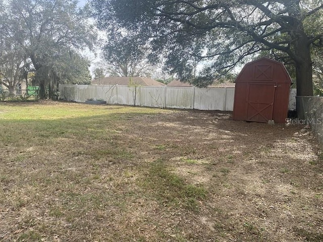 view of yard featuring a shed