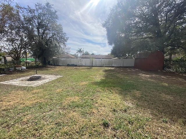 view of yard featuring an outdoor fire pit