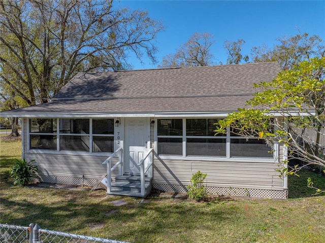 view of front of house featuring a front lawn