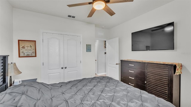 unfurnished bedroom with ceiling fan and a closet