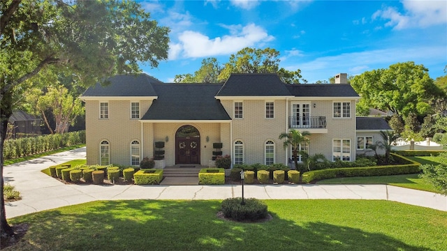 view of front of house with a front lawn