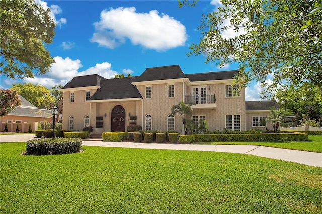 view of front of property featuring a front yard