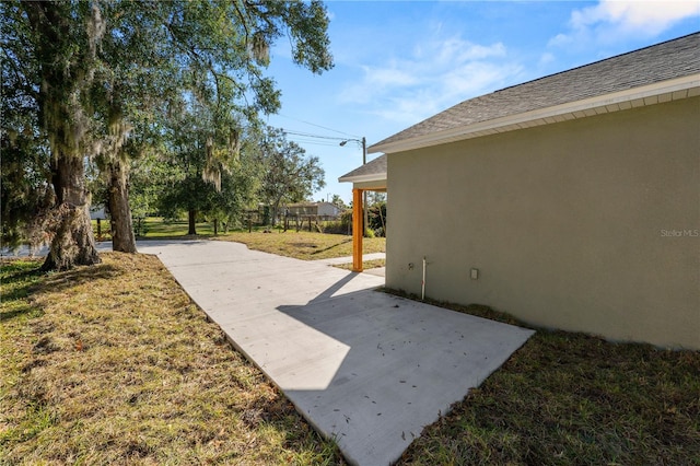 view of yard featuring a patio