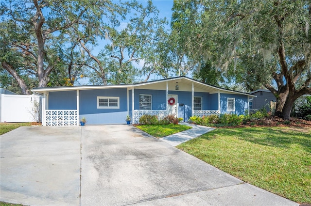 ranch-style house featuring a front lawn and covered porch