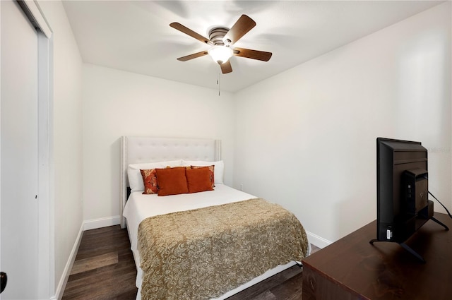 bedroom featuring dark hardwood / wood-style floors, ceiling fan, and a closet