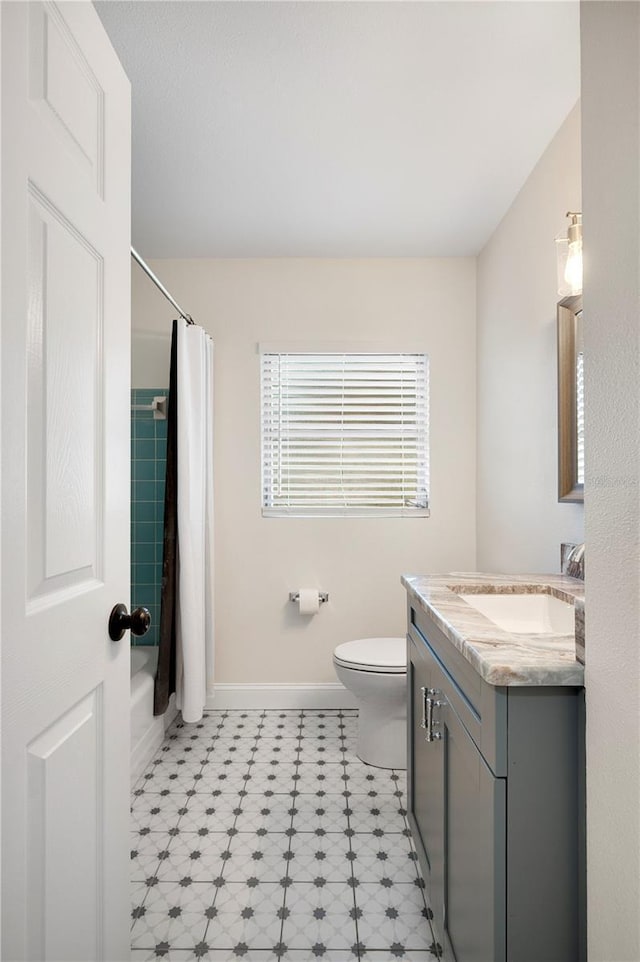 full bathroom featuring vanity, toilet, and shower / bath combo