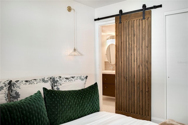 bedroom featuring a barn door