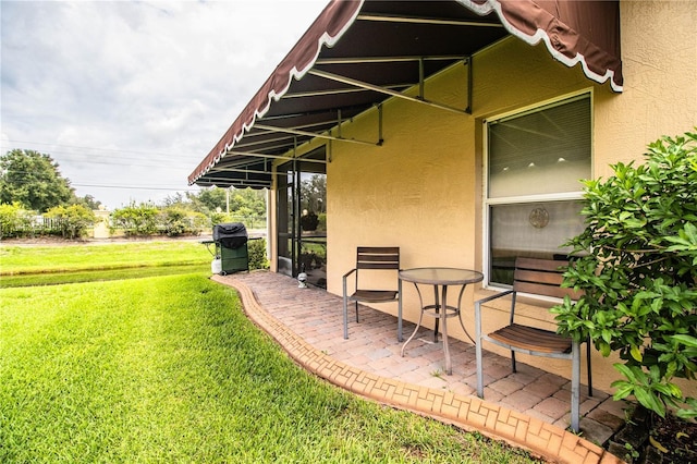 view of yard featuring a patio