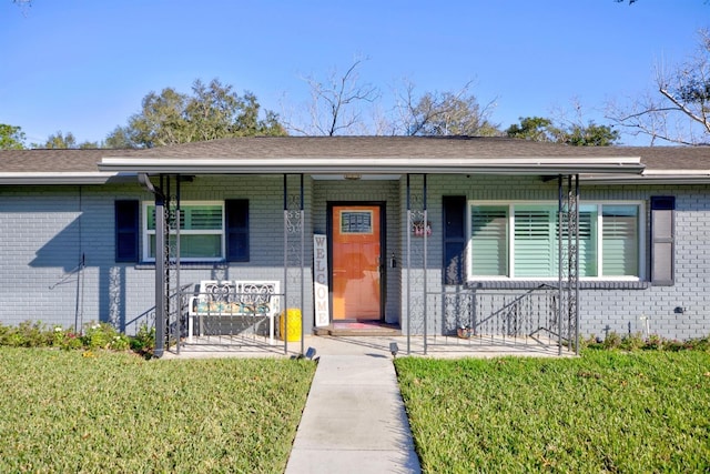 view of front of property featuring a front yard and covered porch