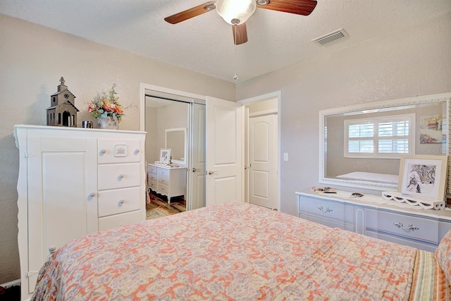 bedroom featuring ceiling fan and a textured ceiling