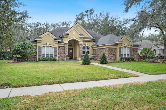 view of front of property featuring a front yard