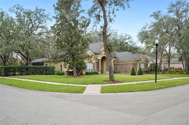 view of front facade featuring a front lawn