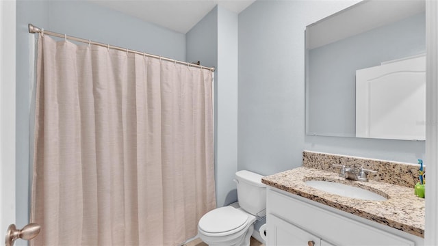 full bathroom featuring toilet, curtained shower, and vanity