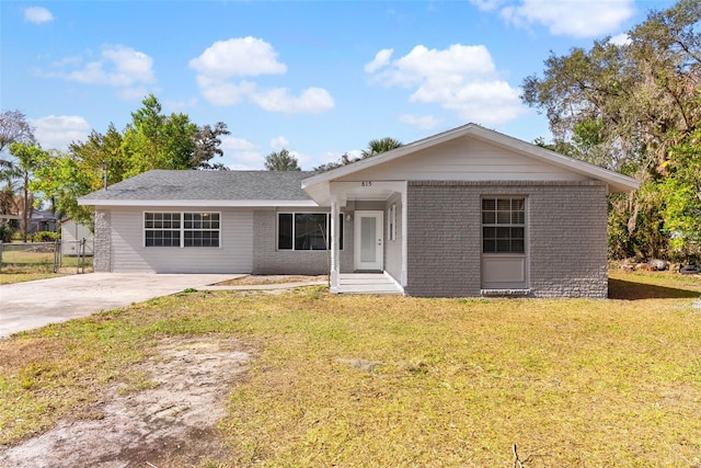 single story home featuring a front yard