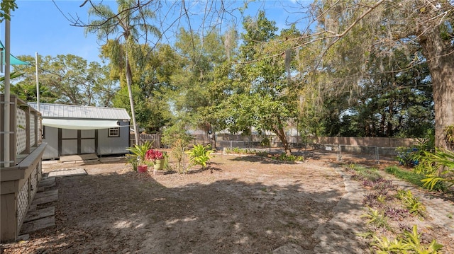 view of yard featuring an outbuilding