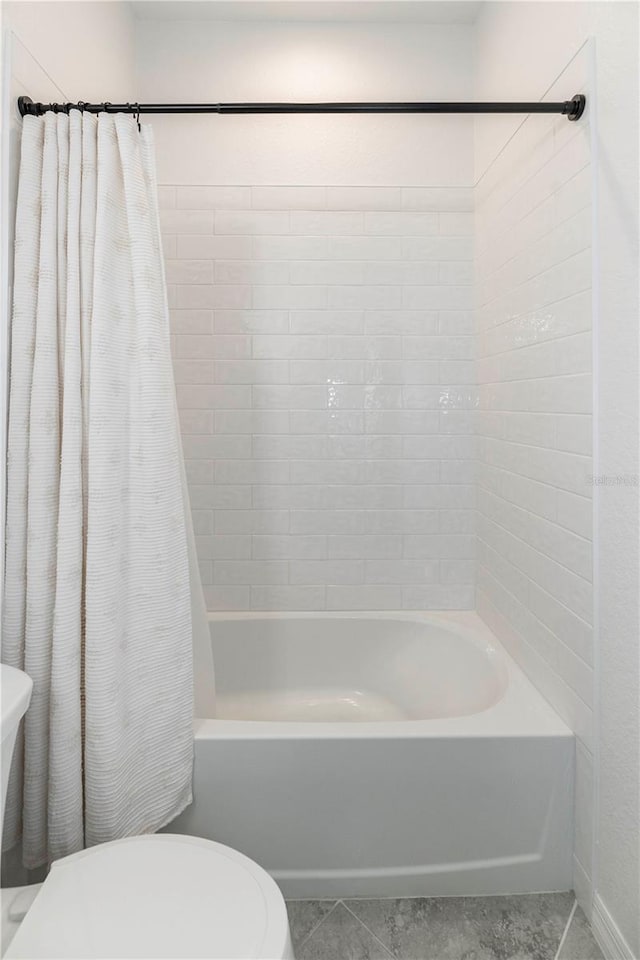 bathroom featuring shower / tub combo with curtain and toilet