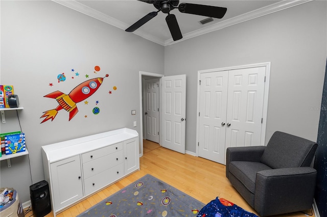 sitting room with crown molding, ceiling fan, and light hardwood / wood-style flooring