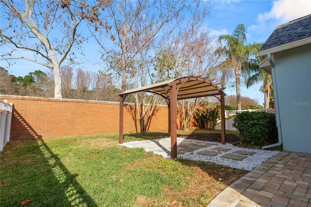 view of yard featuring a pergola