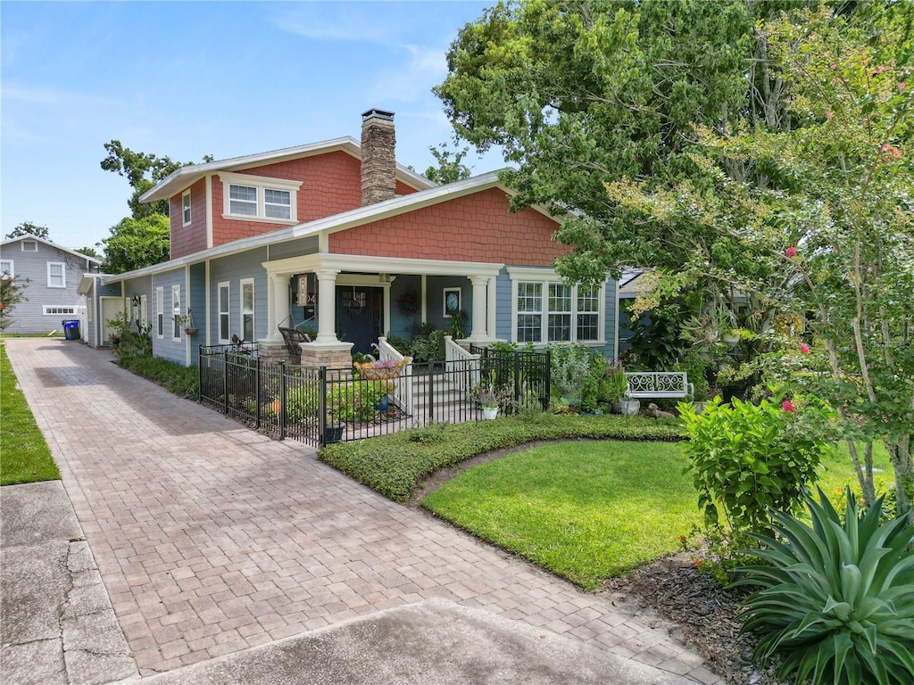 view of front facade featuring a front yard