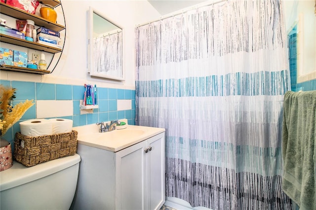 424 S Elm Rd, Lakeland, FL 33801 - bathroom featuring tile walls, vanity, and toilet