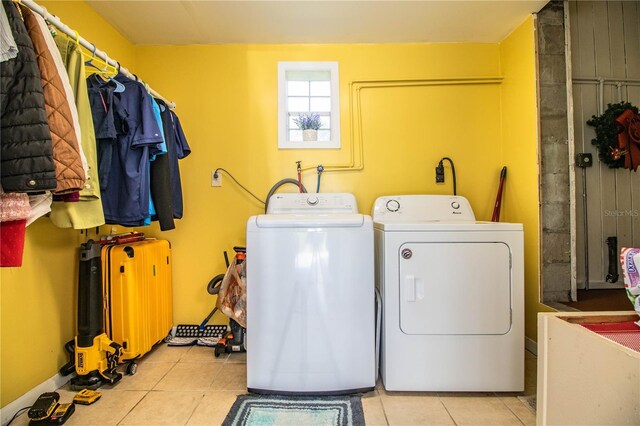 424 S Elm Rd, Lakeland, FL 33801 - clothes washing area featuring washer and clothes dryer and light tile patterned floors