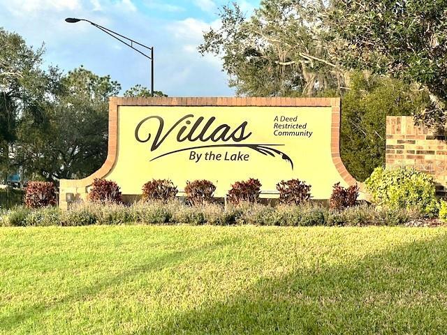 community sign with a lawn