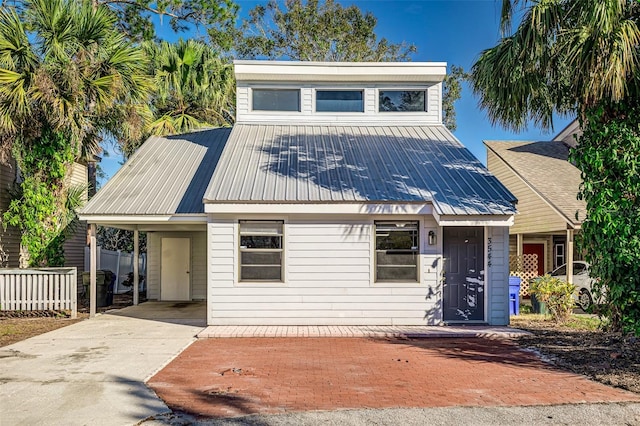 view of front facade featuring a carport