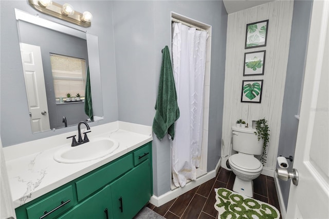 bathroom with a shower with curtain, vanity, and toilet