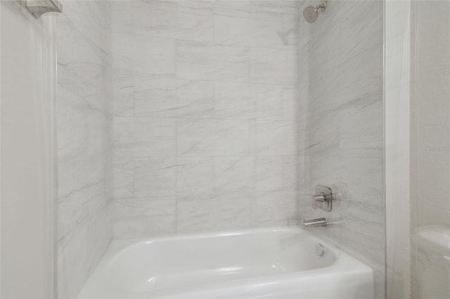 bathroom featuring tiled shower / bath