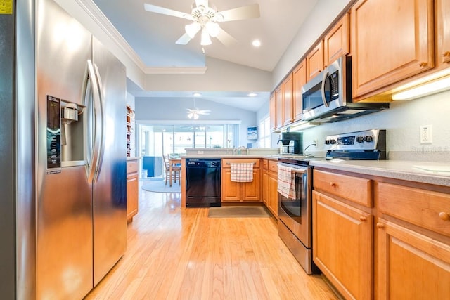 kitchen featuring crown molding, stainless steel appliances, light hardwood / wood-style floors, vaulted ceiling, and kitchen peninsula