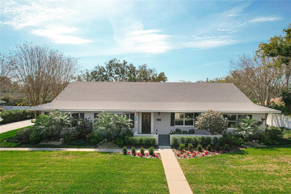 single story home with a front lawn