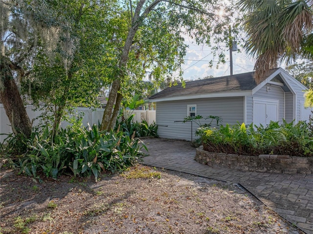 view of yard featuring an outdoor structure