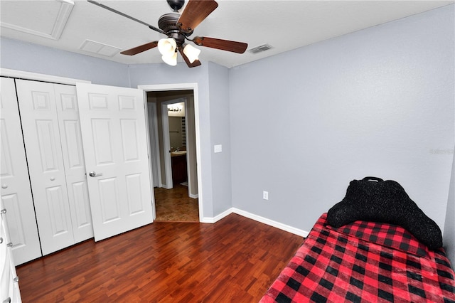 unfurnished room with dark hardwood / wood-style flooring and ceiling fan